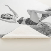 ビーチヴィンタのビキニの魅力的な若い女性 シェルパブランケット (3/4)