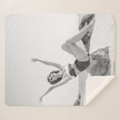 ビーチヴィンタのビキニの魅力的な若い女性 シェルパブランケット (正面(横))