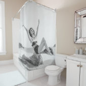 ビーチヴィンタのビキニの魅力的な若い女性 シャワーカーテン (インサイチュ)