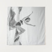 ビーチヴィンタのビキニの魅力的な若い女性 タペストリー (正面(横))