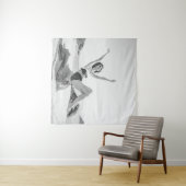 ビーチヴィンタのビキニの魅力的な若い女性 タペストリー (インサイチュ(横))