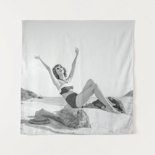 ビーチヴィンタのビキニの魅力的な若い女性 タペストリー (正面)