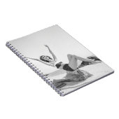 ビーチヴィンタのビキニの魅力的な若い女性 ノートブック (右側)