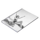 ビーチヴィンタのビキニの魅力的な若い女性 ノートブック (左側)