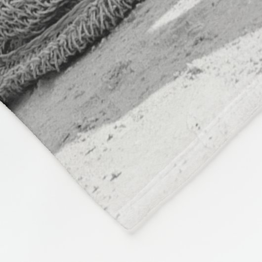 ビーチヴィンタのビキニの魅力的な若い女性 フリースブランケット (角)