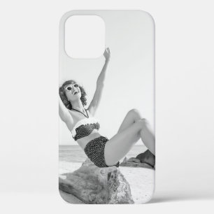 ビーチヴィンタのビキニの魅力的な若い女性 iPhone 12ケース