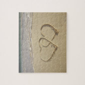 ビーチ上に描2つの横たわるハート ジグソーパズル (縦)