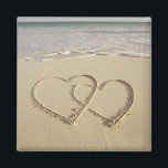 ビーチ上に描2つの横たわるハート マグネット<br><div class="desc">ビーチと愛、アセットID: 127999579 / {西野ジェン} /ビーチ上の2つの描ハート</div>