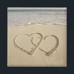 ビーチ上に描2つの横たわるハート マグネット<br><div class="desc">ビーチと愛、アセットID: 127999579 / {西野ジェン} /ビーチ上の2つの描ハート</div>