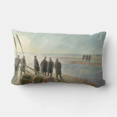 ビーチ中の男（干潮時の危険な仕事） ランバークッション (裏面)