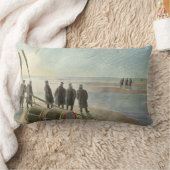 ビーチ中の男（干潮時の危険な仕事） ランバークッション (ブランケット)