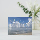 ビーチ写真カジュアル手書き結婚の延期 ポストカード (スタンド正面)