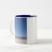 ビーチ及び空の左利きのマグ ツートーンマグカップ (正面左)
