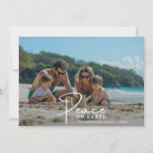 ビーチ家族の写真の平和に地球のクリスマス シーズンカード (正面)