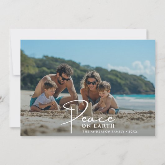 ビーチ家族の写真の平和に地球のクリスマス シーズンカード (正面)