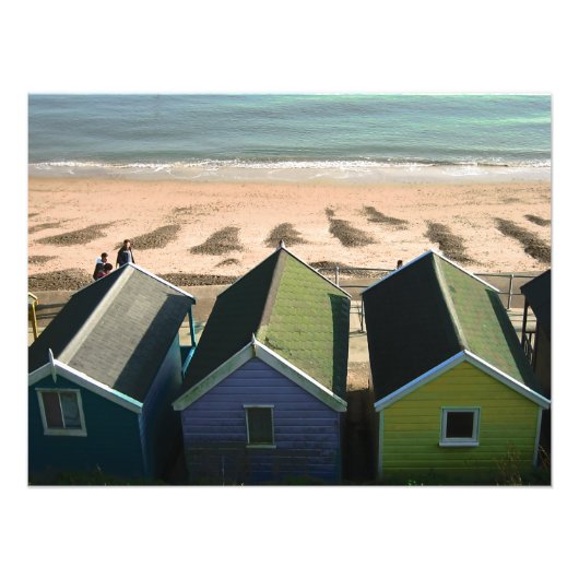 ビーチ小屋の青い空とイギリスの海辺の写真 フォトプリント            (正面)