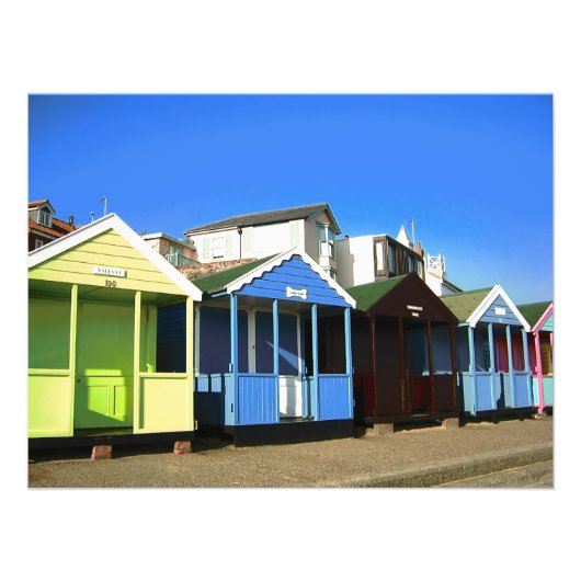 ビーチ小屋の青い空とイギリスの海辺の写真 フォトプリント            (正面)