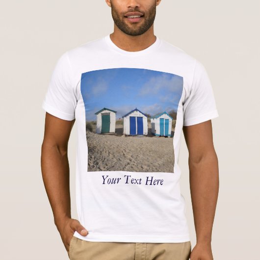 ビーチ小屋の青い空とイギリスの海辺の写真 Tシャツ (正面)
