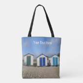 ビーチ小屋の青い空とイギリスの海辺 トートバッグ (裏面)