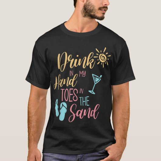 ビーチ引用文の飲み物を私の手の足指の砂の中で Tシャツ (正面)