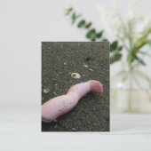 ビーチ汚染壊れた砂上の人形の脚 ポストカード (スタンド正面)