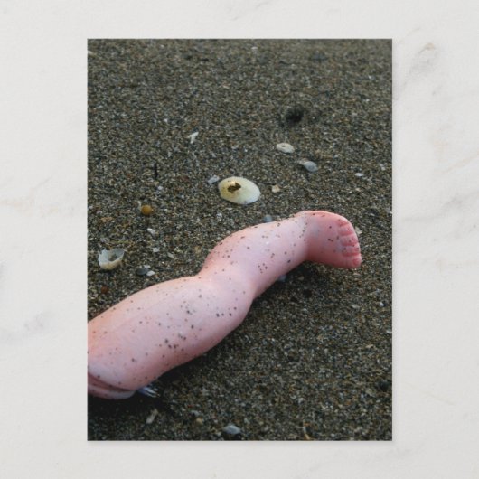ビーチ汚染壊れた砂上の人形の脚 ポストカード (正面)