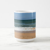 ビーチ波海岸海岸に衝突 コーヒーマグカップ (中央)