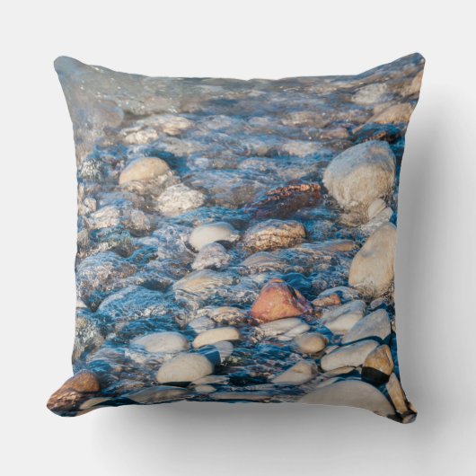 ビーチ石は湖岸にある クッション (正面)