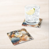ビーチ砂の上の貝殻と流木 スクエアペーパーコースター (インサイチュ)
