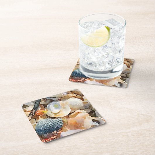 ビーチ砂の上の貝殻と流木 スクエアペーパーコースター (インサイチュ)