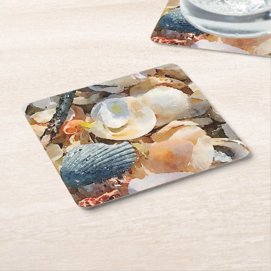 ビーチ砂の上の貝殻と流木 スクエアペーパーコースター (アングル)