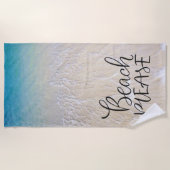 ビーチ砂の海洋波を持つおもしろいのフォントで ビーチタオル (正面)