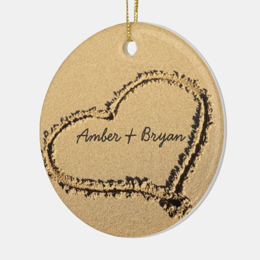 ビーチ結婚式のパーソナライズな第1クリスマスのハート セラミックオーナメント (左)
