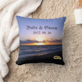 ビーチ結婚式の花嫁及びパーソナライズな新郎の記念品 クッション (ブランケット)