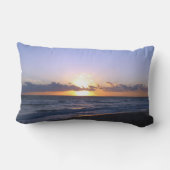 ビーチ結婚式の花嫁及びパーソナライズな新郎の記念品 ランバークッション (裏面)