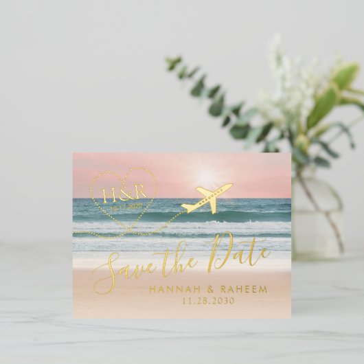 ビーチ結婚式サンセットハート飛行機日付保存  箔招待状ポストカード (立ち正面)