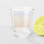 ビーチ結婚式ハートの砂日付の保存 ショットグラス (裏面)