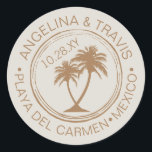 ビーチ結婚式パスポートスタンプとパームツリー ラウンドシール<br><div class="desc">ビーチテーマやシャワー用の封筒や好みのパッケージを閉じるための薄い日焼けや砂色の背景に結婚は、名前と場所が円の中に入ったカスタムのパスポートのテーマにトロピカルヤシの木のデザインステッ結婚ク。すべてのデザイン要素の色を変更して、ビーチワークに合わせてラベルを作成結婚できる。</div>