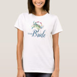 ビーチ結婚式ブライダルパーティTシャツ Tシャツ<br><div class="desc">オリジナルブルーのカニデザインとクラシックネイビー鮮やかブルーの「Bride Tribe」スクリプトを搭載したおもしろいとブライダルパーティのTシャツを使用しはっきりしたて、シーサイドスタイルでチームを組み合わせる。ビーチ結婚式のテーマ、行き先の結婚式、またはマートルビーチの日当たりの良いビーチ結婚式に最適な、これらのカスタマイズ可能なシャツは、意味のあるブライダルパーティギフトと思いやりのあるブライドメイド提案ギフトアイディアを作る。簡単テンプレートフィールドを使用して、各シャツに名前や詳細を付けカスタム、ブライダルパーティの乗組員のためのユニークtouch結婚にする。あなたは海辺のバチェロレッテを計画したり、ブライダルシャワーのパーティーアイディアを探索したり、熱帯地方の遊歩道をプレッピングしたりするかどうかに関係なく、これらのティーはすべてのお祝いに個性と魅力をもたらす。🎨特徴オリジナルのアートワークVictoria GrigaliunasのDo Tell A Belle。</div>