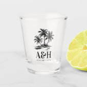 ビーチ結婚式モノグラムエレガントシンプルパームツリー ショットグラス (正面)