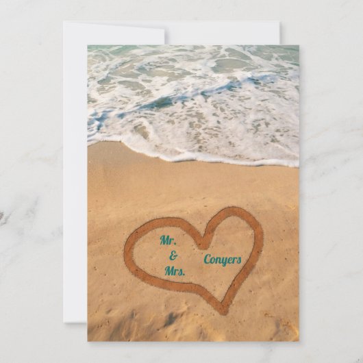 ビーチ結婚式上のハート内の名前 招待状 (裏面)