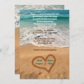 ビーチ結婚式上のハート内の名前 招待状 (正面/裏面)