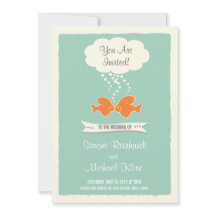 ビーチ結婚式招待状と魚キスをする