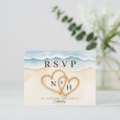 ビーチ結婚式RSVPポストカードと砂ハートデザイン ポストカード (スタンド正面)