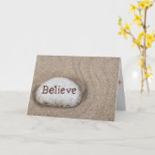 ビーチ考える砂の信じ岩の上のあなた言葉 カード (黄色い花)