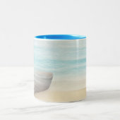 ビーチ航海のシーンとローボート&魚釣りネット ツートーンマグカップ (中央)