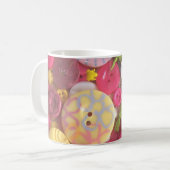 ビーチ色ボタンのコラージュ コーヒーマグカップ (正面左)