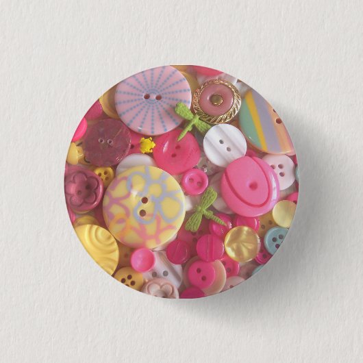 ビーチ色ボタンのコラージュ 缶バッジ (正面)