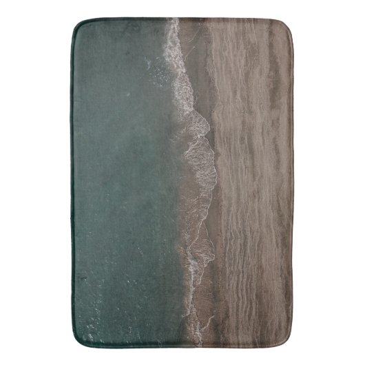 ビーチ近くの濃い緑の海の波 バスマット (正面縦)