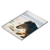 ビーチ近くの草の上に座る茶色の馬 ノートブック (左側)